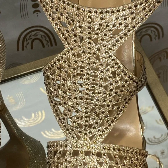 NWT Gold Textured Metallic Heels - Picture 6 of 13